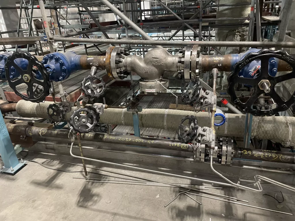 Färdigmonterad ångmodul inom industrirör, redo för blåsning.