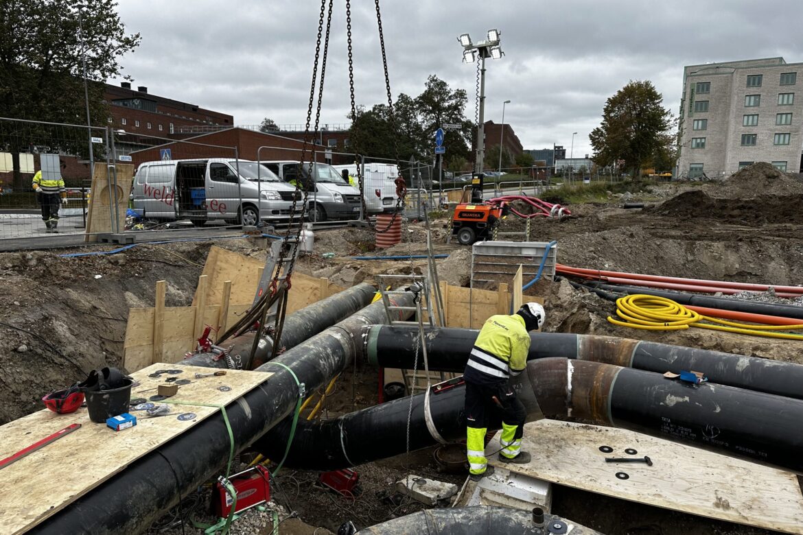 piping-installation-crane-lifting-pipe-spool